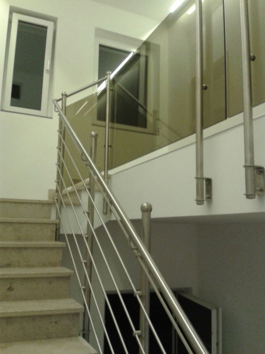 Stiegengeländer aus Stahl und Glas aus dem Hause Hillerzeder Stiegengeländer aus Stahl und Glas aus dem Hause Hillerzeder