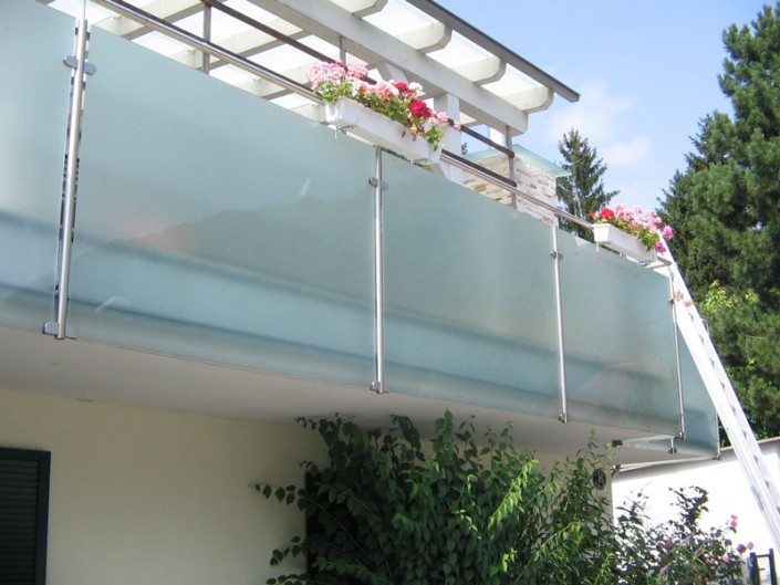 Balkon aus Milchglas mit Blumen