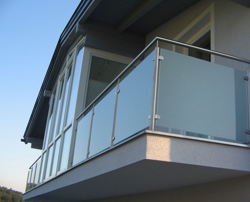 Glas- und Stahlbalkon aus dem Hause Hillerzeder