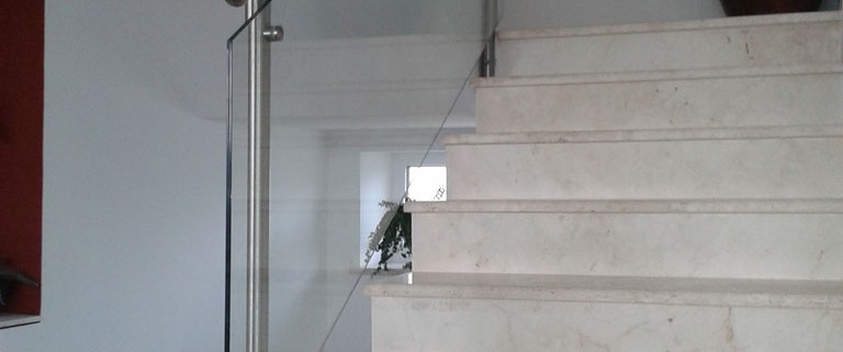 Stiegengeländer aus Stahl und Glas aus dem Hause Hillerzeder