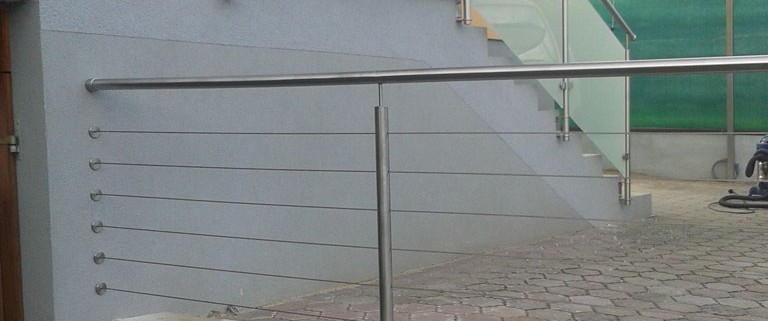 Stiegengeländer aus Stahl und Glas aus dem Hause Hillerzeder