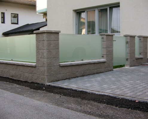 Terasse mit Steinmauer und Milchglas