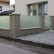 Terasse mit Steinmauer und Milchglas